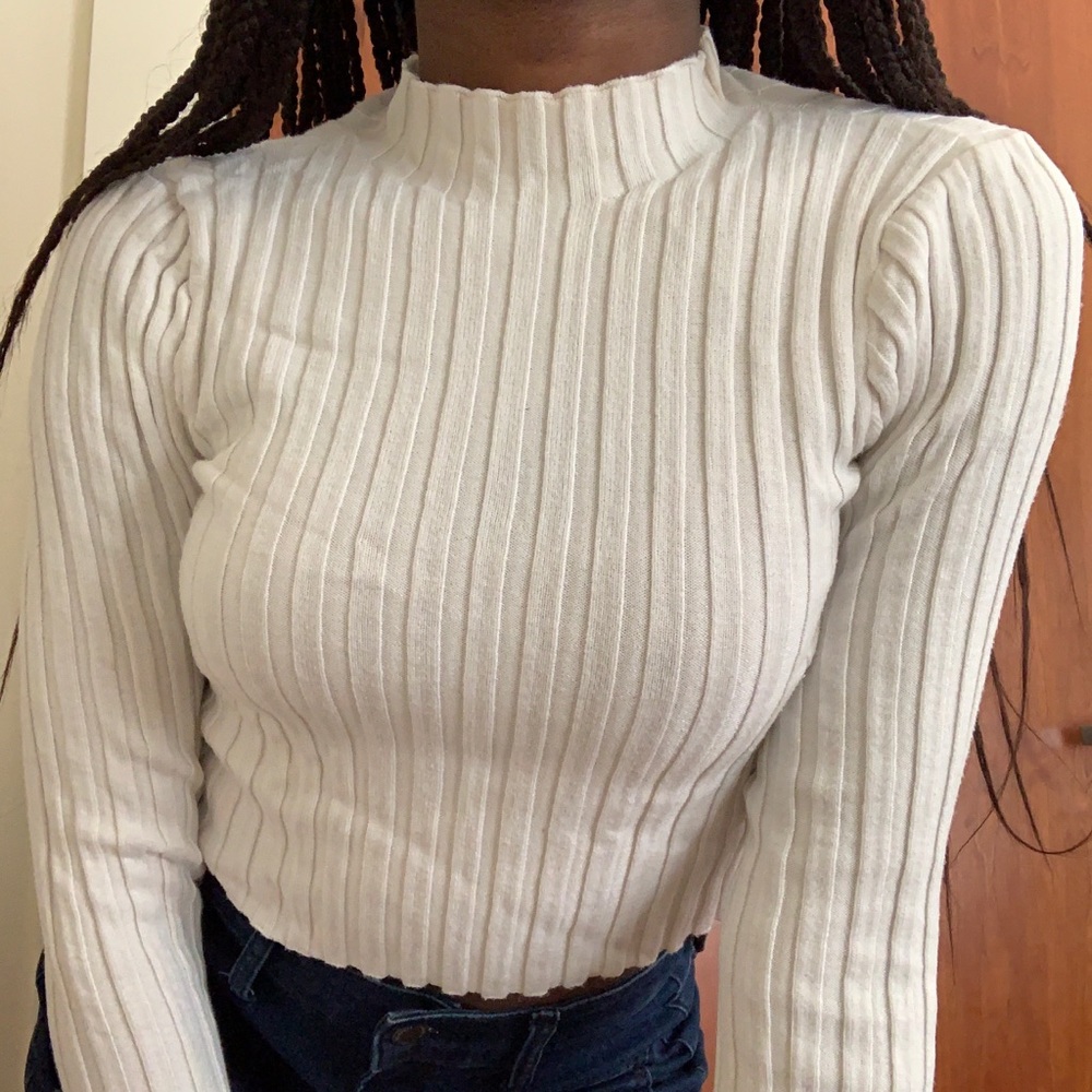 White long sleeved crop top